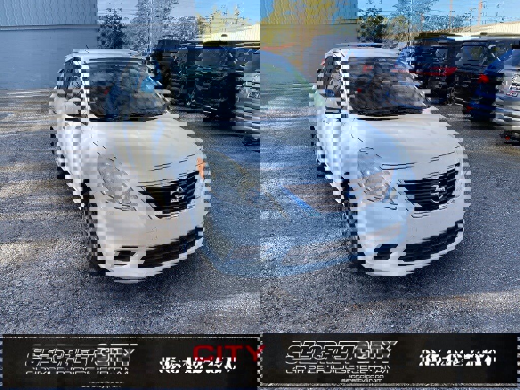 Used 2014 Nissan Versa SV image 3