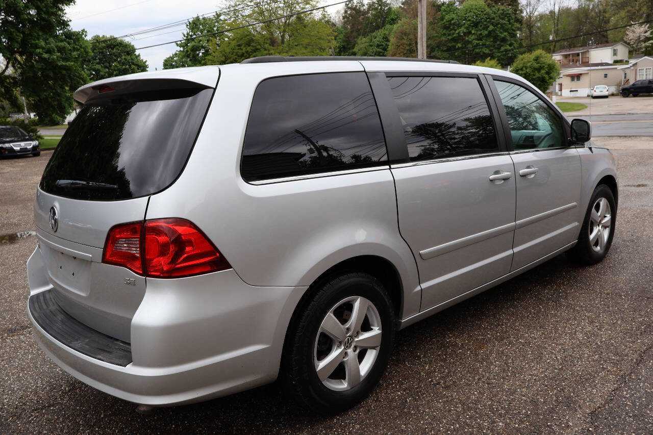 Used 2011 Volkswagen Routan SE FWD image 10