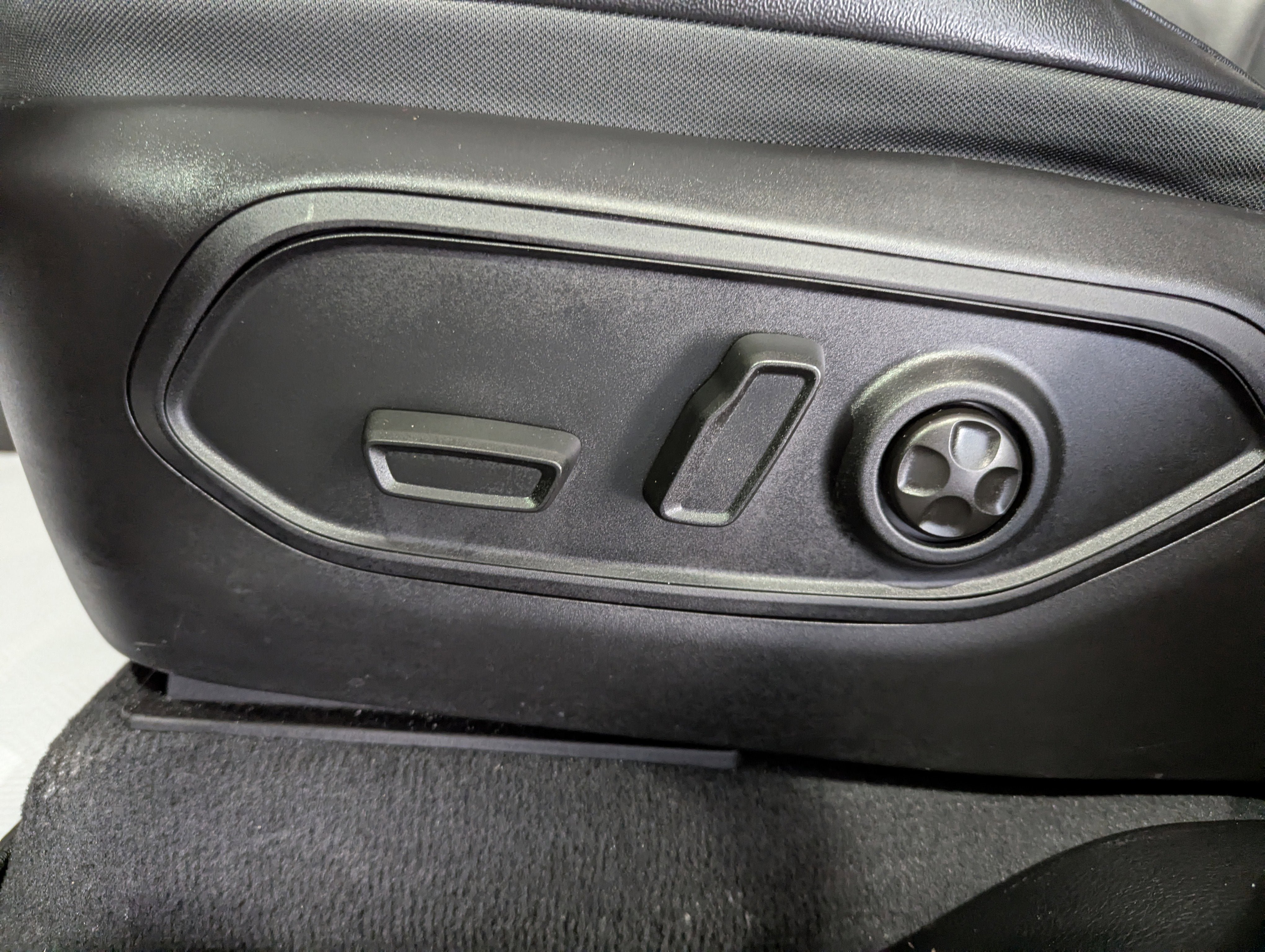 Used 2025 Jeep Grand Cherokee L Limited w/ Black Appearance Package image 16