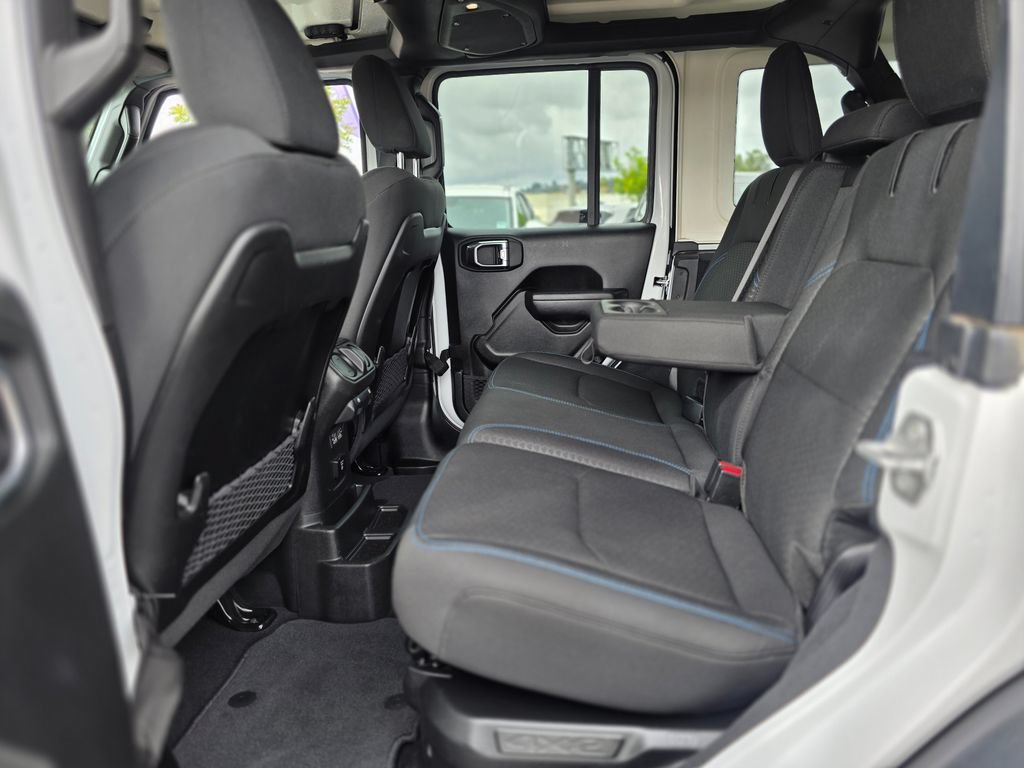 Used 2025 Jeep Wrangler Unlimited Rubicon 4xe w/ Safety Group AWD/4WD image 17