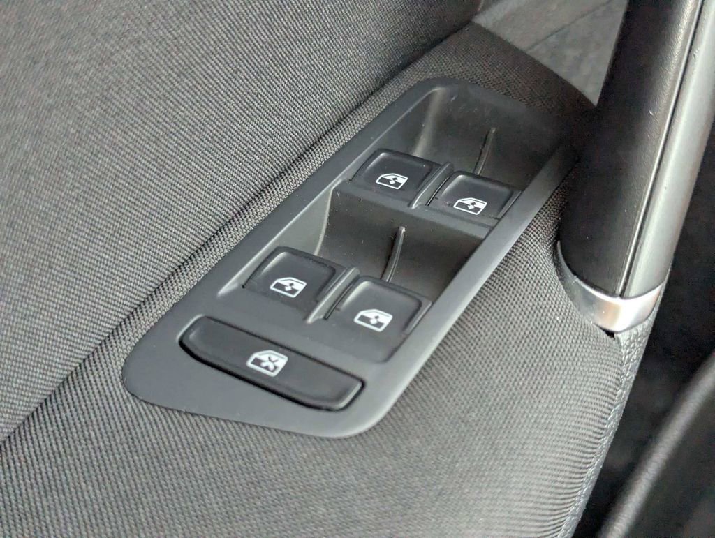 Used 2016 Volkswagen Golf 4-Door image 25