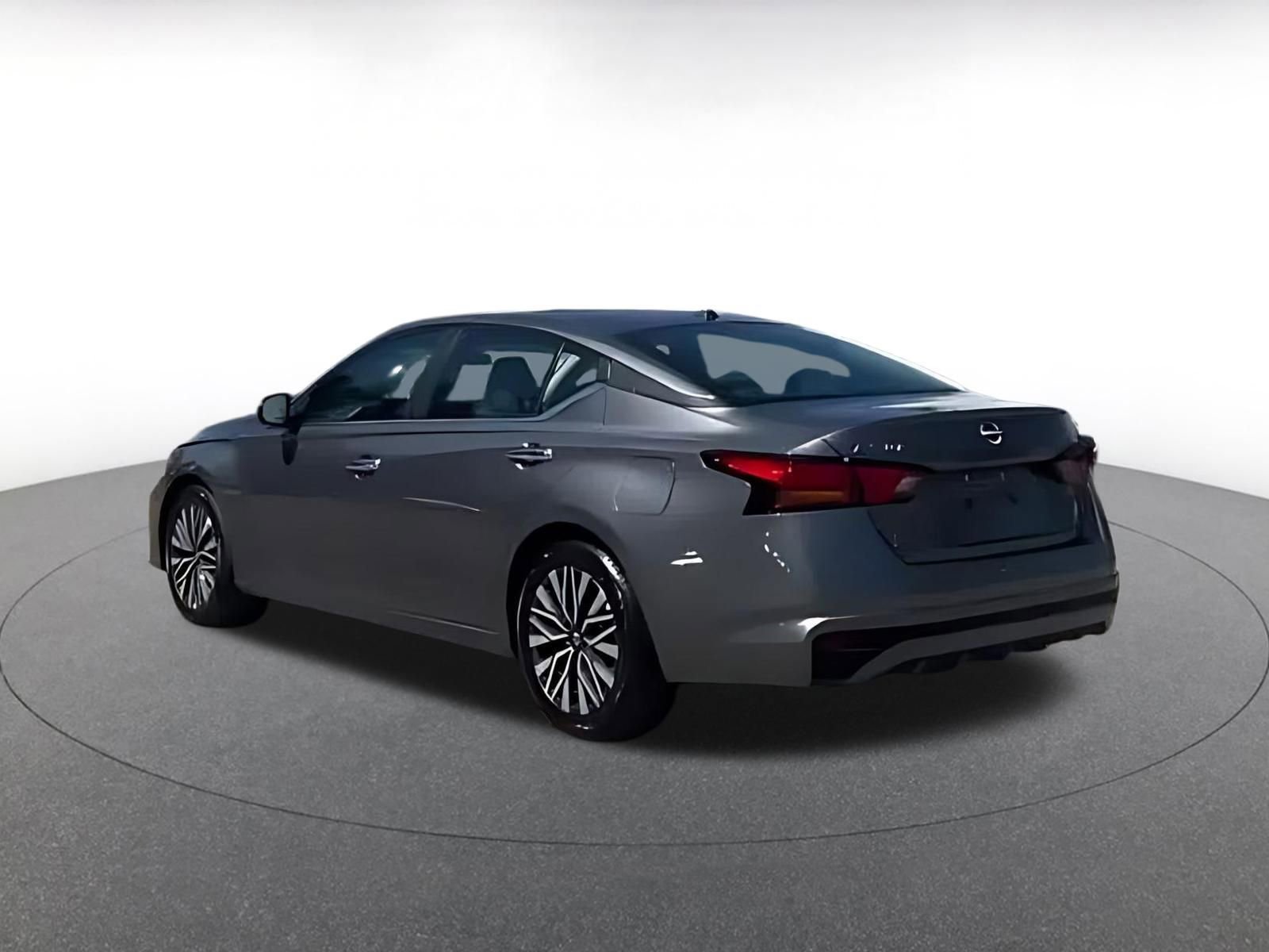 Used 2025 Nissan Altima 2.5 SV FWD image 3