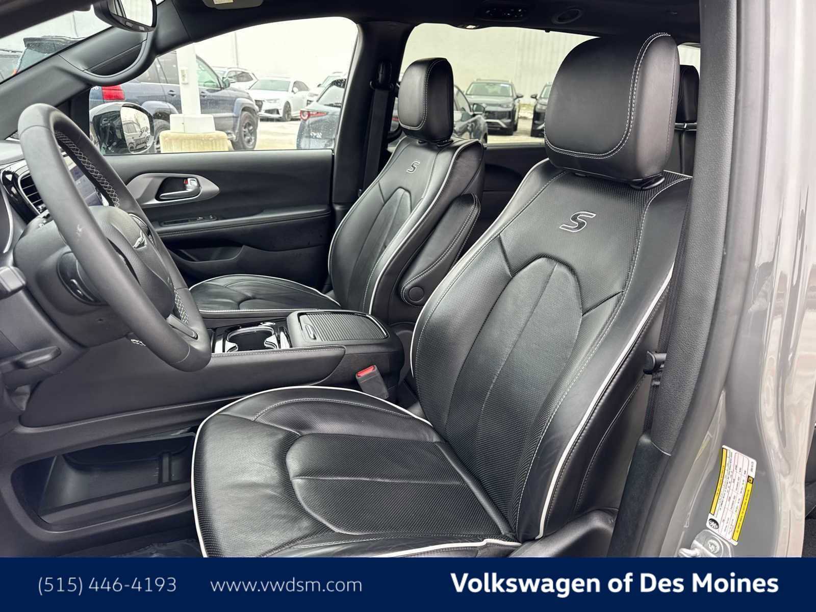 Used 2025 Chrysler Pacifica Limited image 7