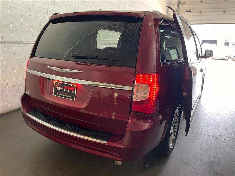 Used 2015 Chrysler Town & Country Touring-L w/ Driver Convenience Group FWD image 18