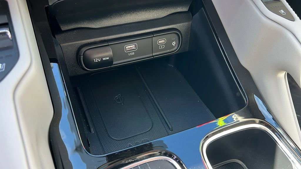 Used 2025 Kia Telluride EX w/ EX Captain's Chair Package image 14