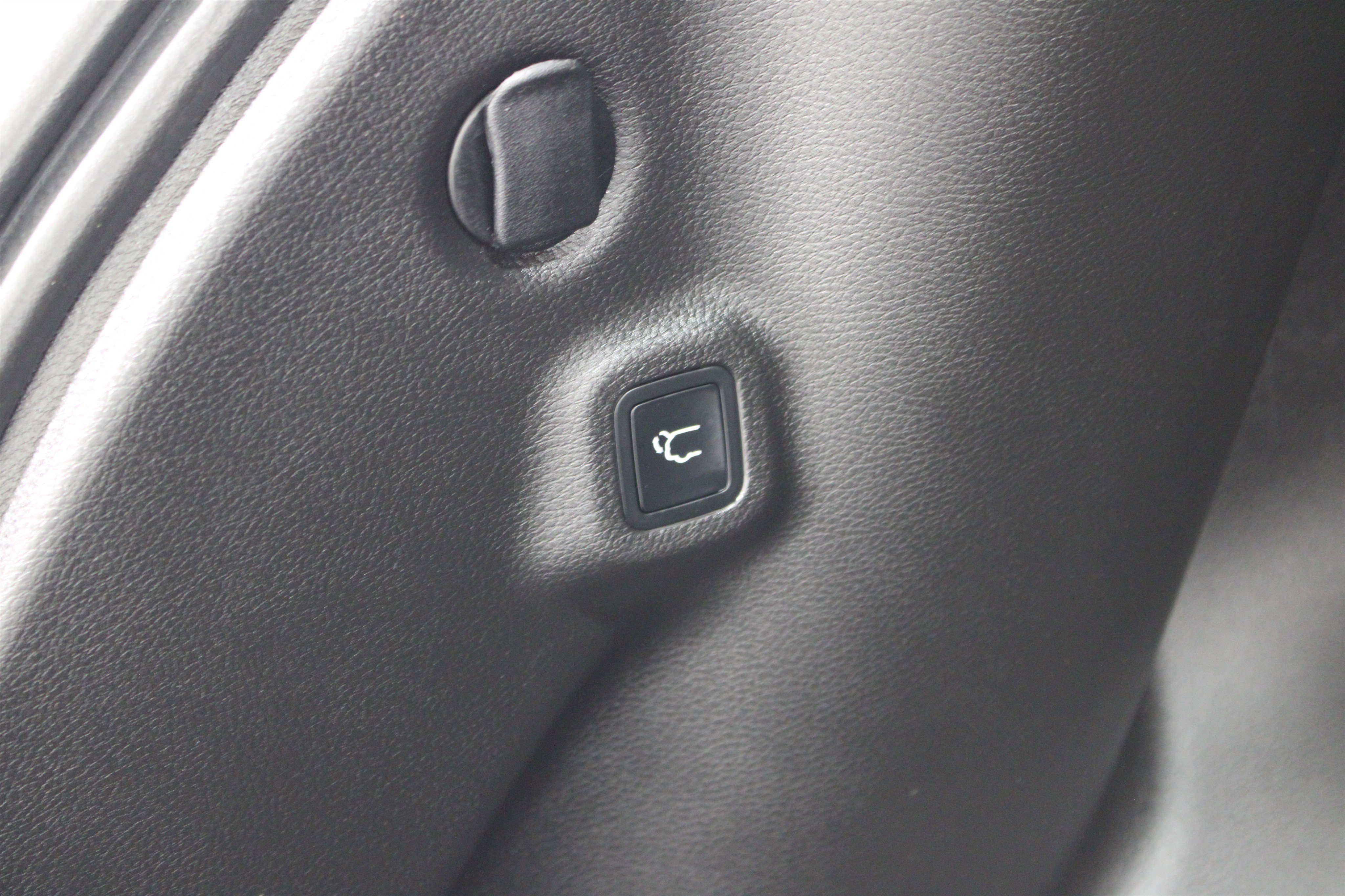 Used 2025 Jeep Compass Limited w/ Elite Group image 25