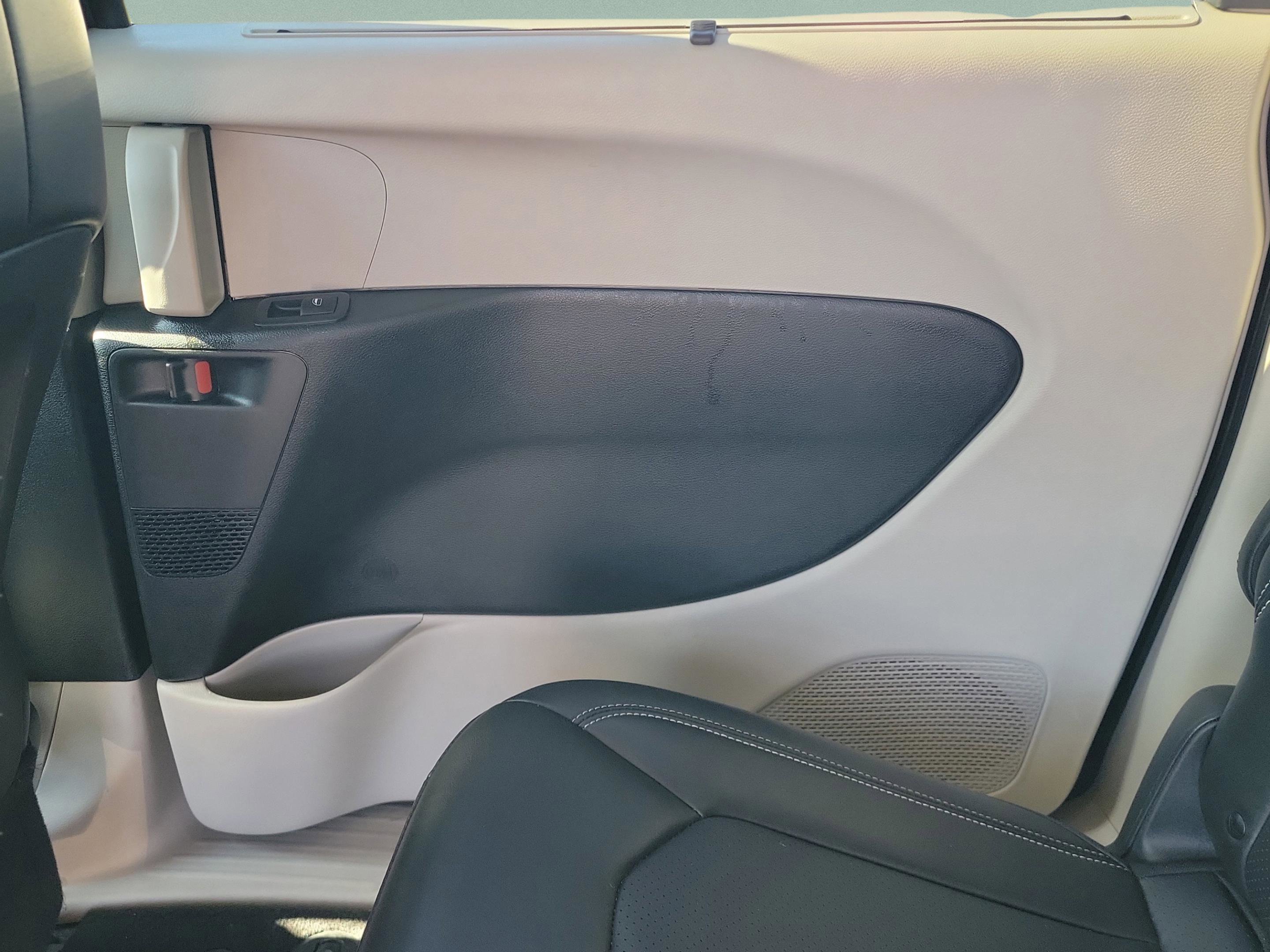 Used 2024 Chrysler Pacifica Touring-L image 11