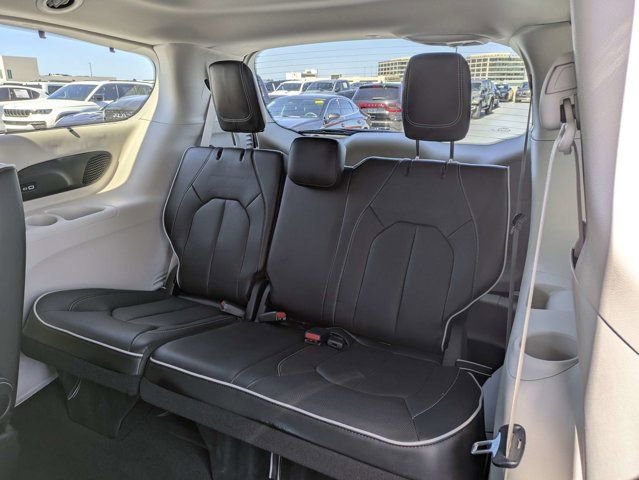 Used 2023 Chrysler Pacifica Limited FWD image 15