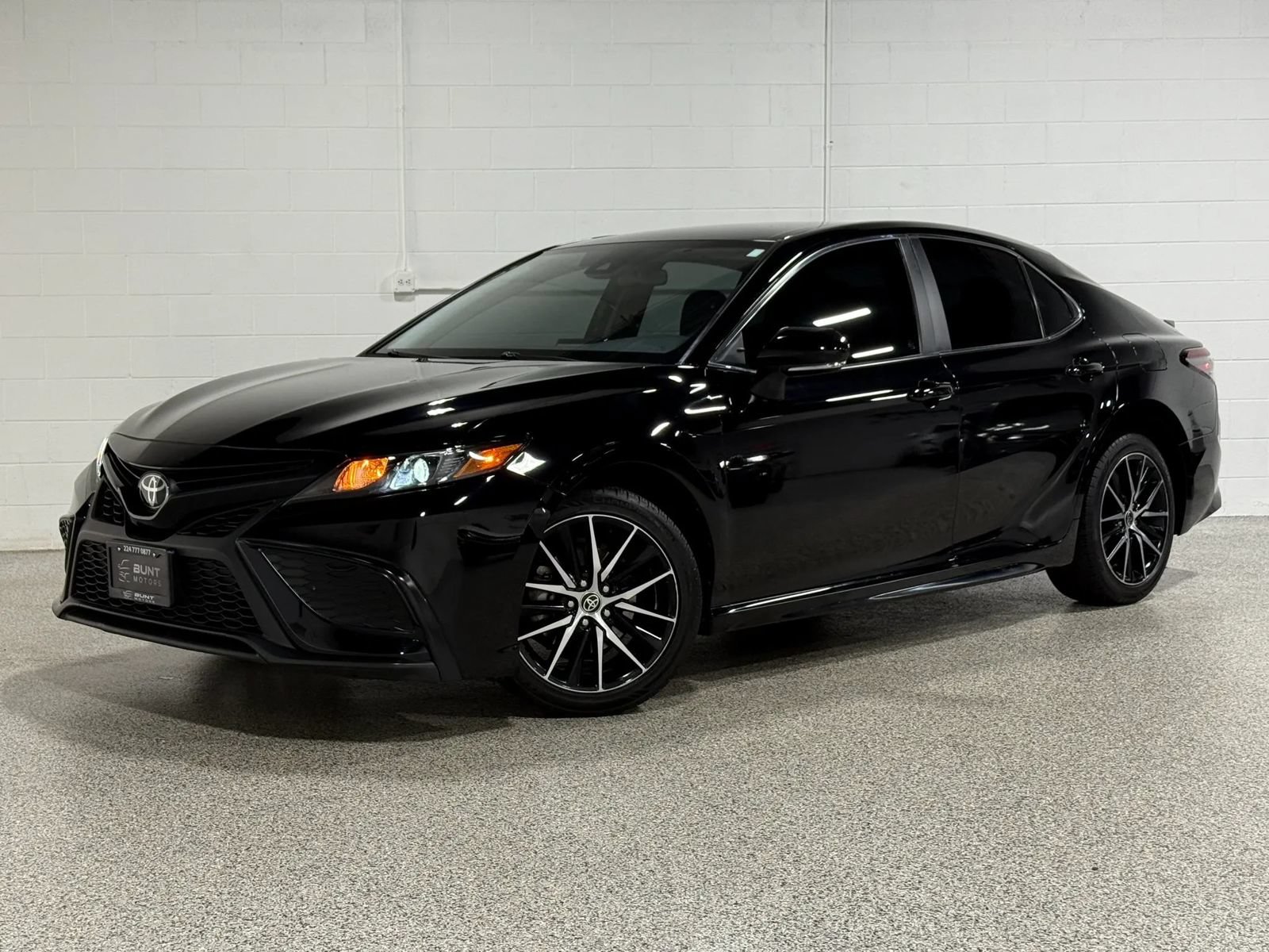 Used 2022 Toyota Camry SE FWD image 2