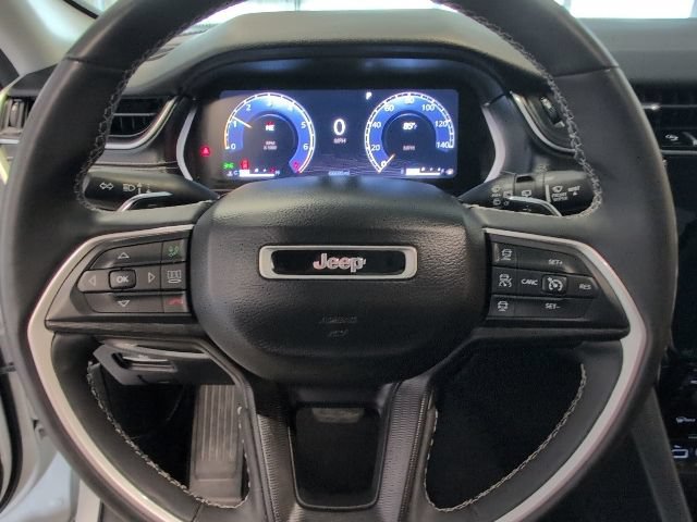 Used 2023 Jeep Grand Cherokee Laredo AWD/4WD image 15