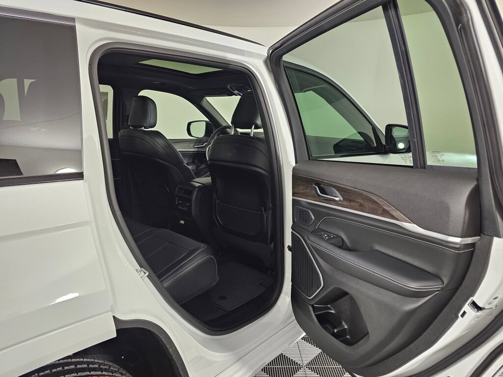 New 2026 Jeep Grand Cherokee Limited AWD/4WD image 36