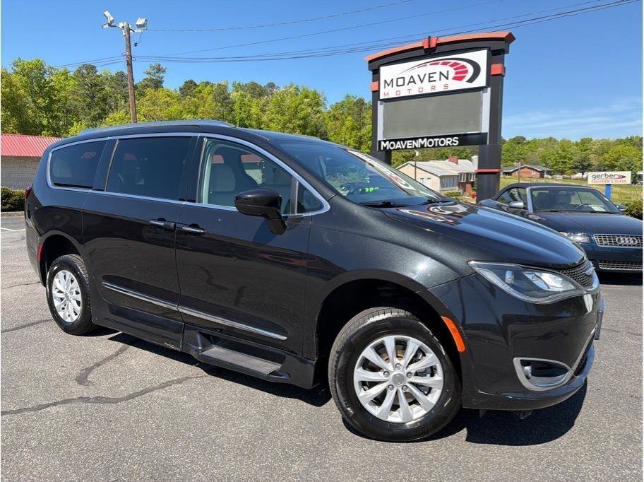 Used 2018 Chrysler Pacifica Touring-L Plus FWD image 1