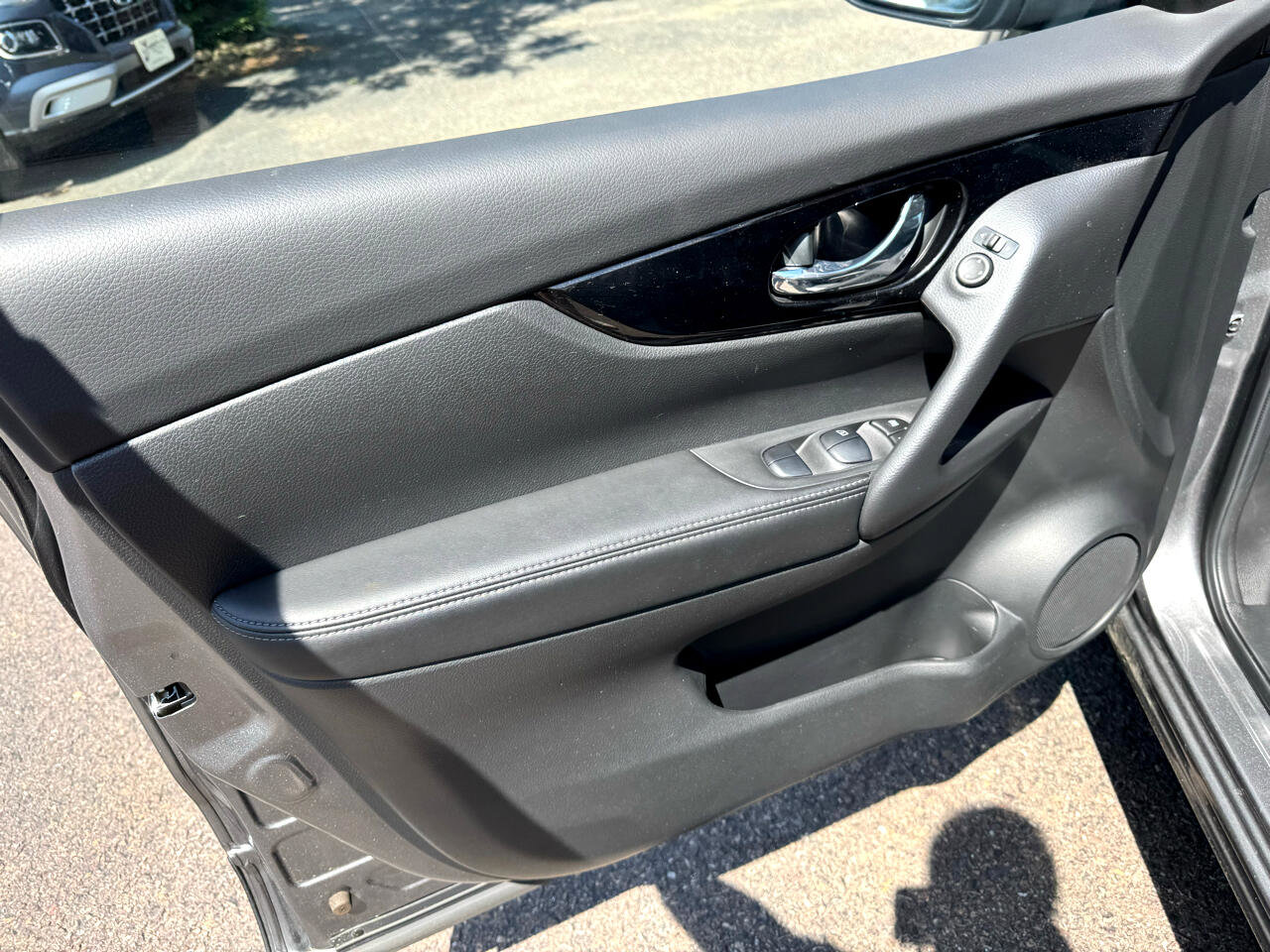 Used 2020 Nissan Rogue Sport SV image 9