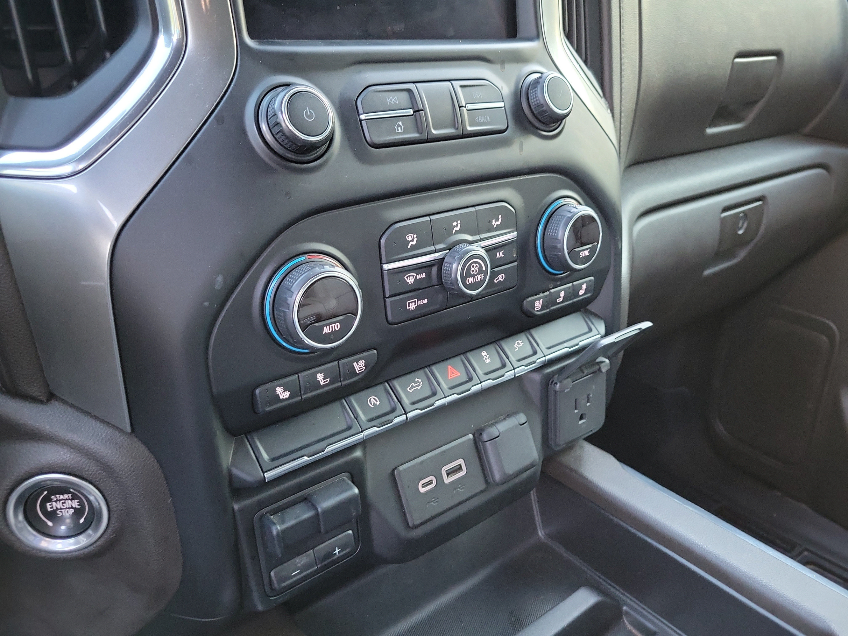 Used 2019 Chevrolet Silverado 1500 LTZ w/ LTZ Convenience Package AWD/4WD image 17