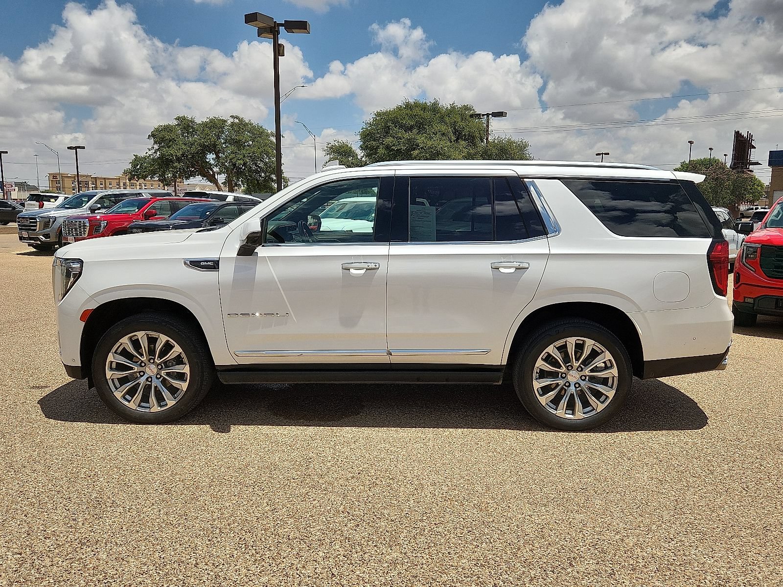 Used 2024 GMC Yukon Denali w/ Denali Reserve Package AWD/4WD image 2
