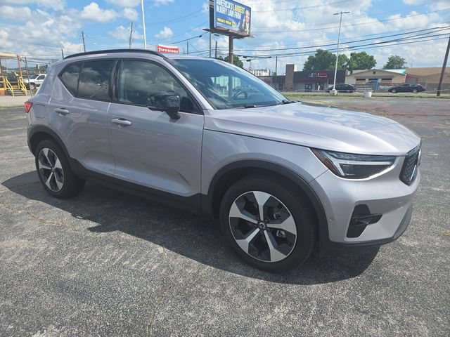 Used 2026 Volvo XC40 B5 Plus AWD/4WD image 2