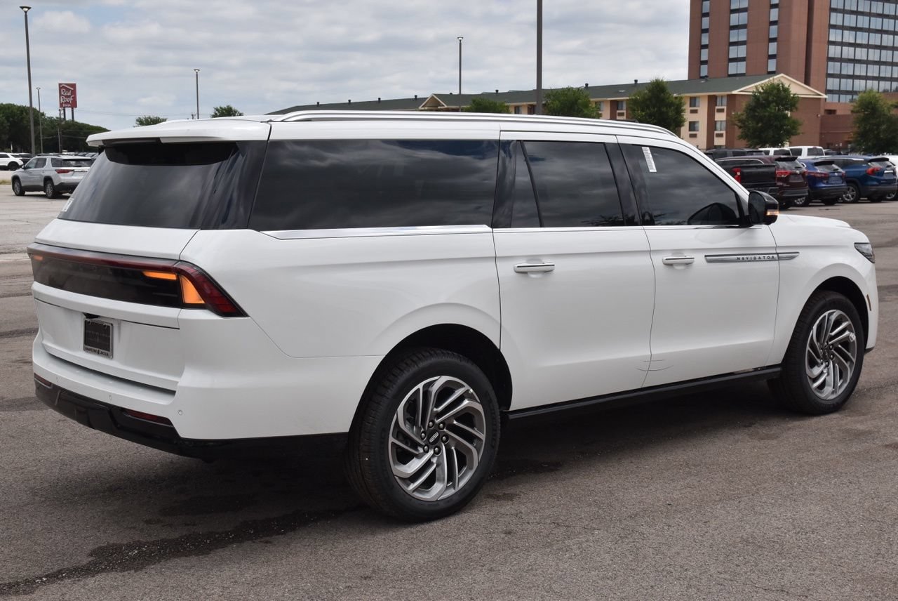 New 2026 Lincoln Navigator L Reserve AWD/4WD image 6