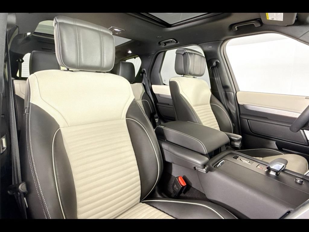 Used 2024 Land Rover Discovery Dynamic SE AWD/4WD image 14