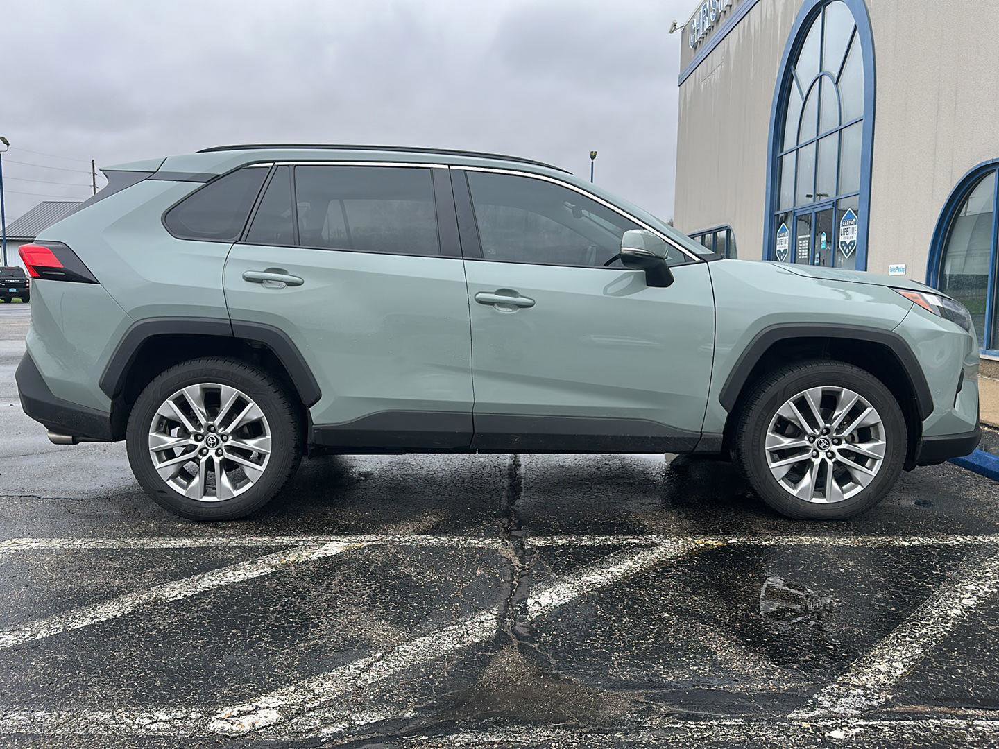 Used 2022 Toyota RAV4 XLE Premium image 4