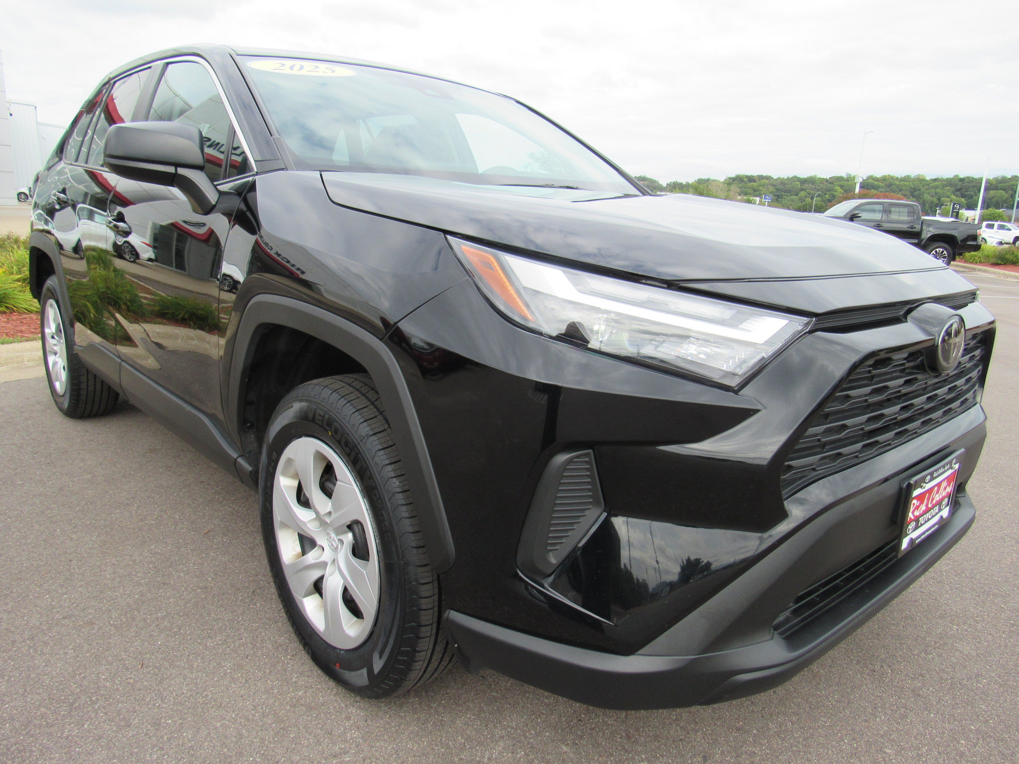 Used 2025 Toyota RAV4 LE AWD/4WD image 4