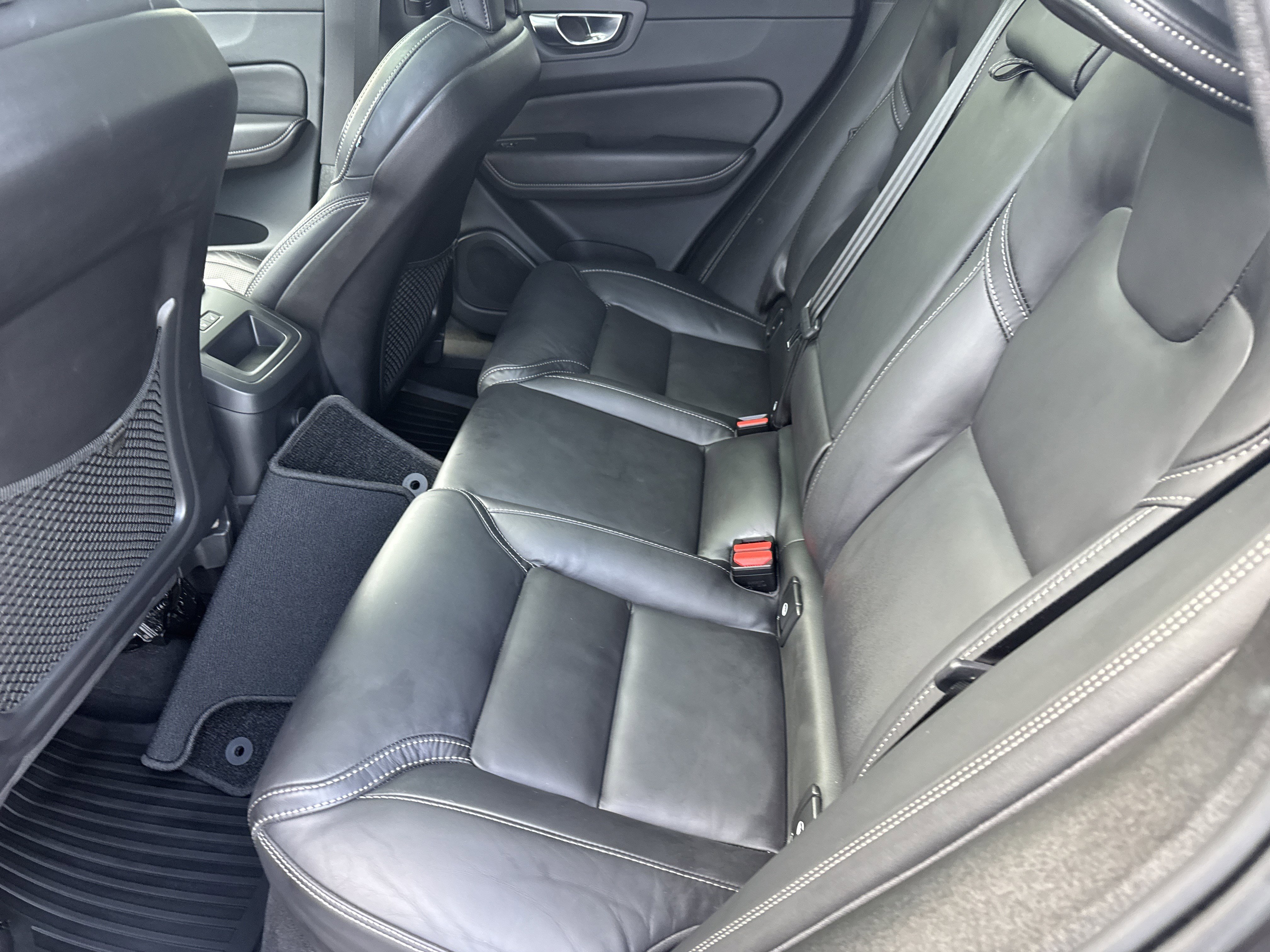 Used 2023 Volvo XC60 T8 Ultimate image 11