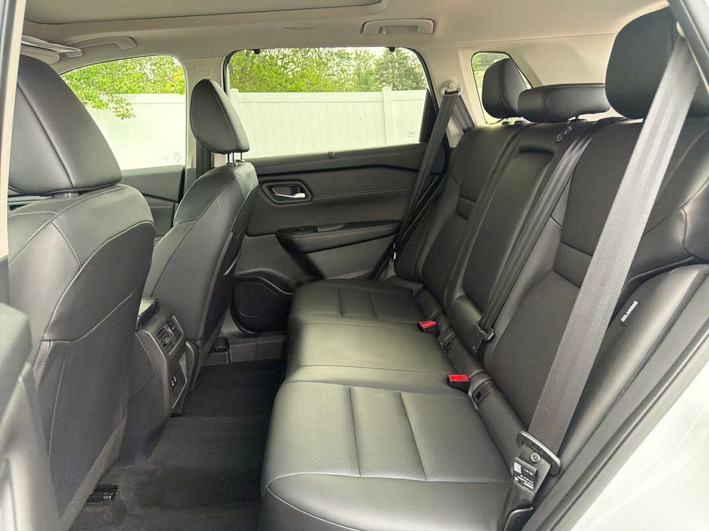 Used 2024 Nissan Rogue SV w/ SV Premium Package image 34