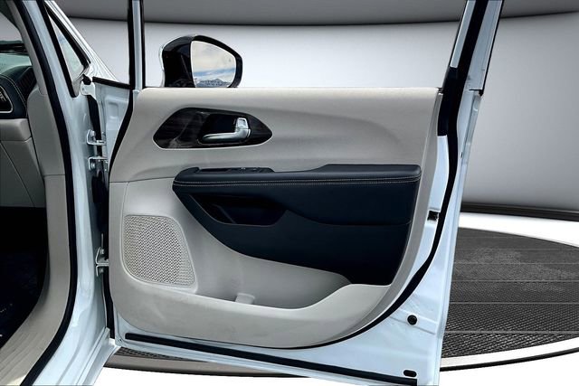 Used 2023 Chrysler Pacifica Limited image 28