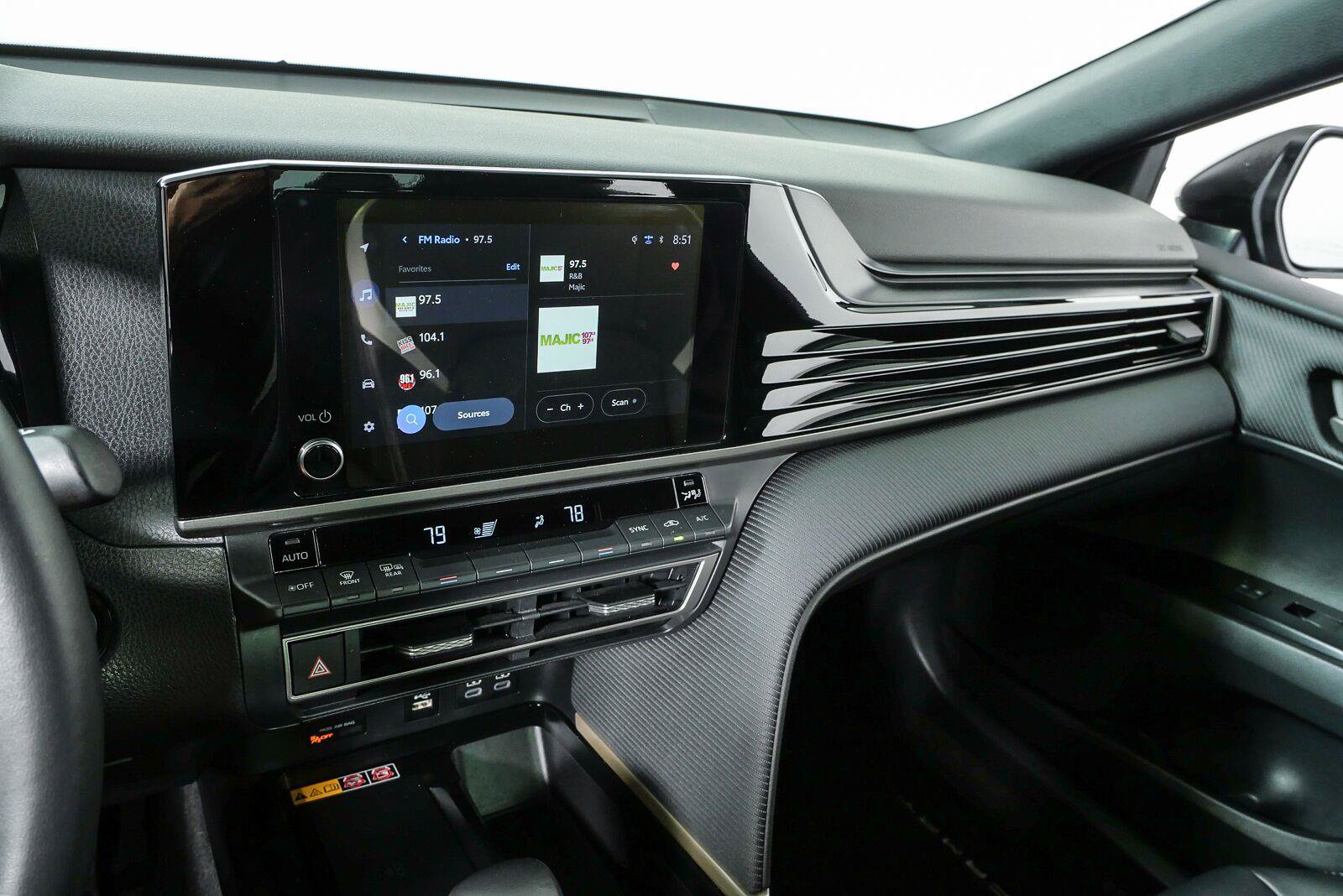 Used 2025 Toyota Camry SE w/ Convenience Package FWD image 12