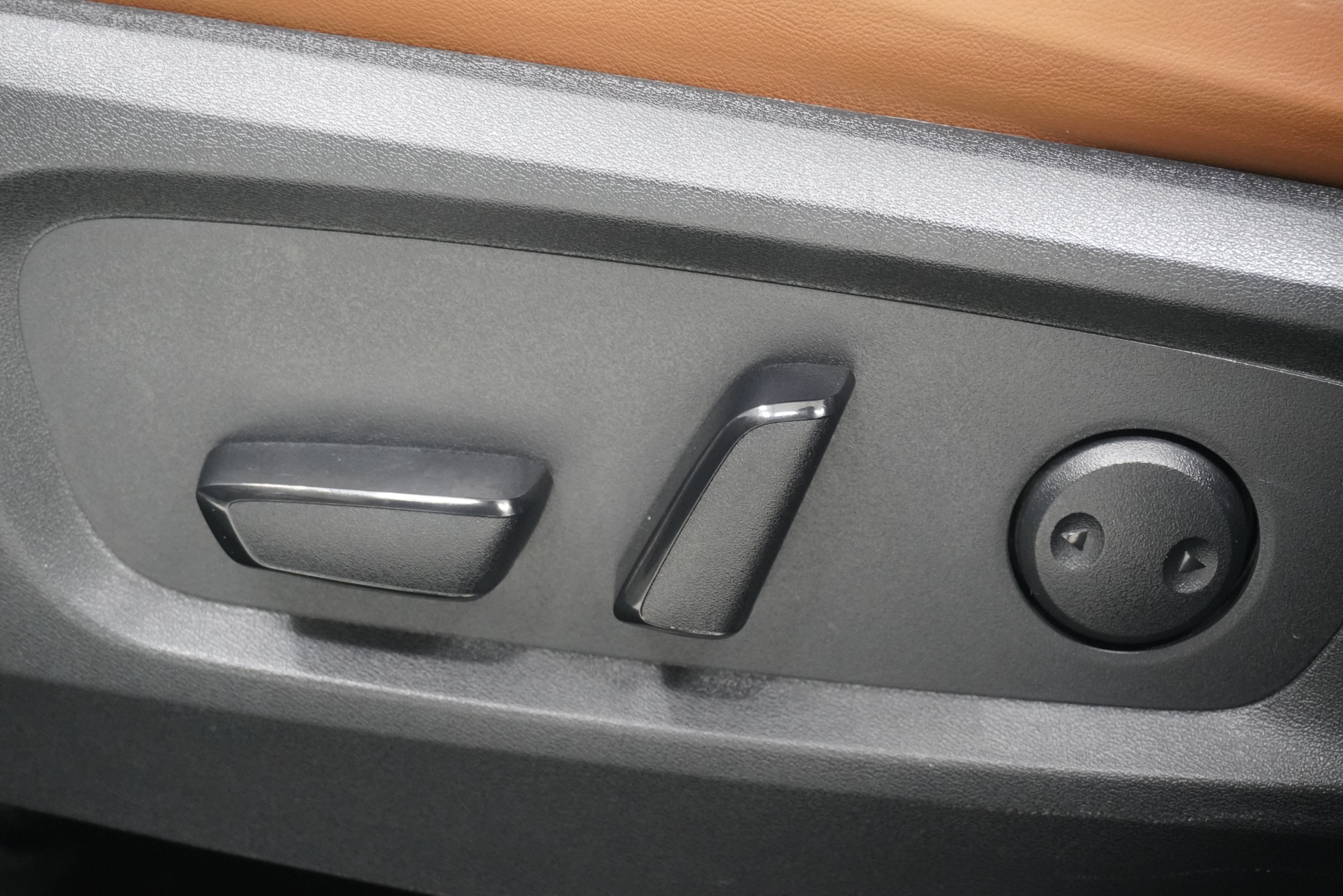 Used 2023 Nissan Pathfinder Platinum w/ Lighting Package (N93) FWD image 17