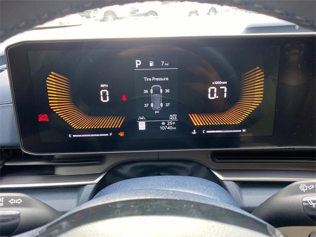 Used 2025 Kia Carnival EX image 17