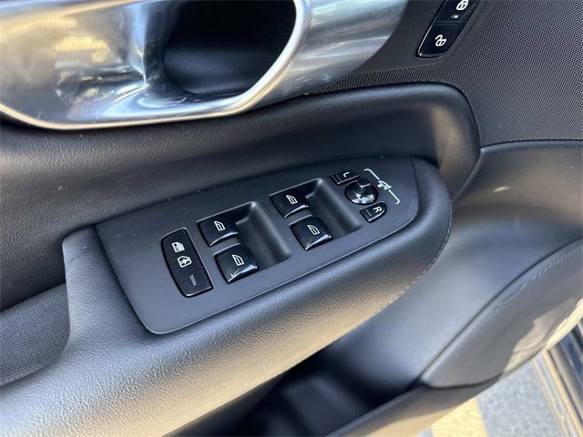 Used 2025 Volvo XC90 B5 Core image 12