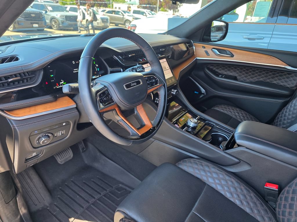 Used 2022 Jeep Grand Cherokee Summit AWD/4WD image 9