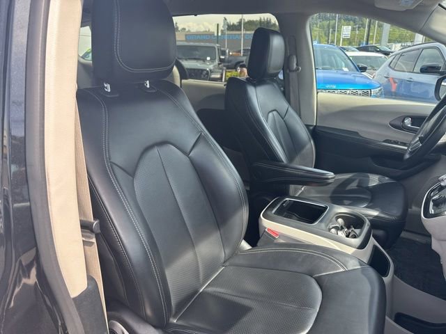 Used 2023 Chrysler Pacifica Touring-L FWD image 10