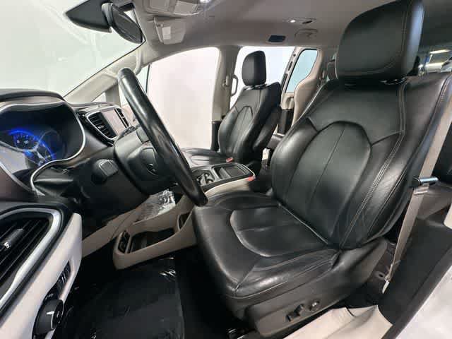 Used 2019 Chrysler Pacifica Touring-L FWD image 17