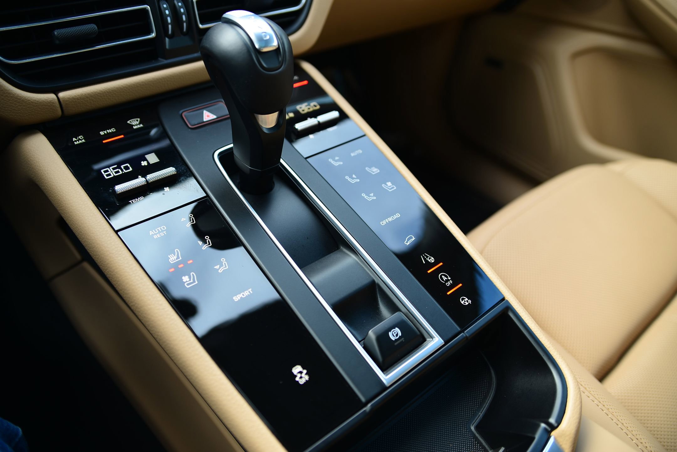 Certified 2025 Porsche Macan image 18