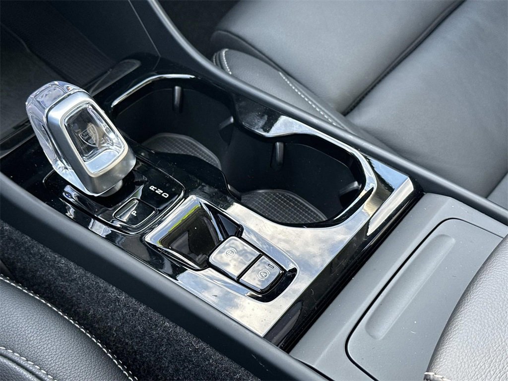 Used 2025 Volvo XC40 B5 Plus image 32