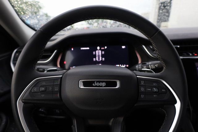 Used 2023 Jeep Grand Cherokee Laredo image 17