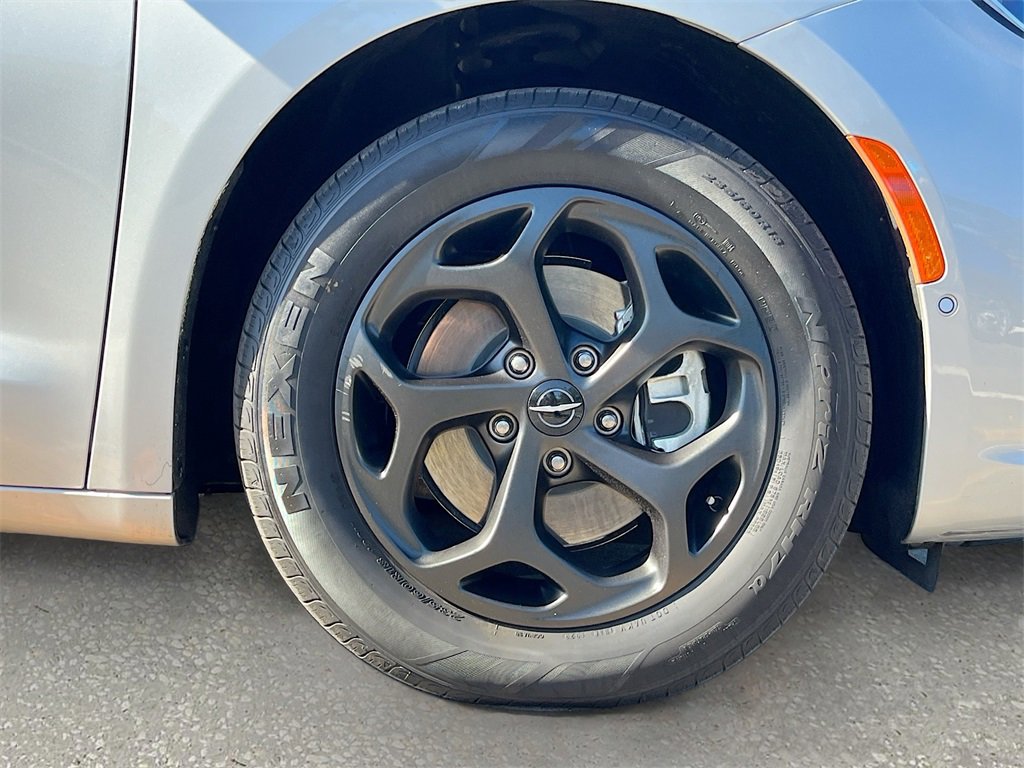 Certified 2024 Chrysler Pacifica Premium image 32