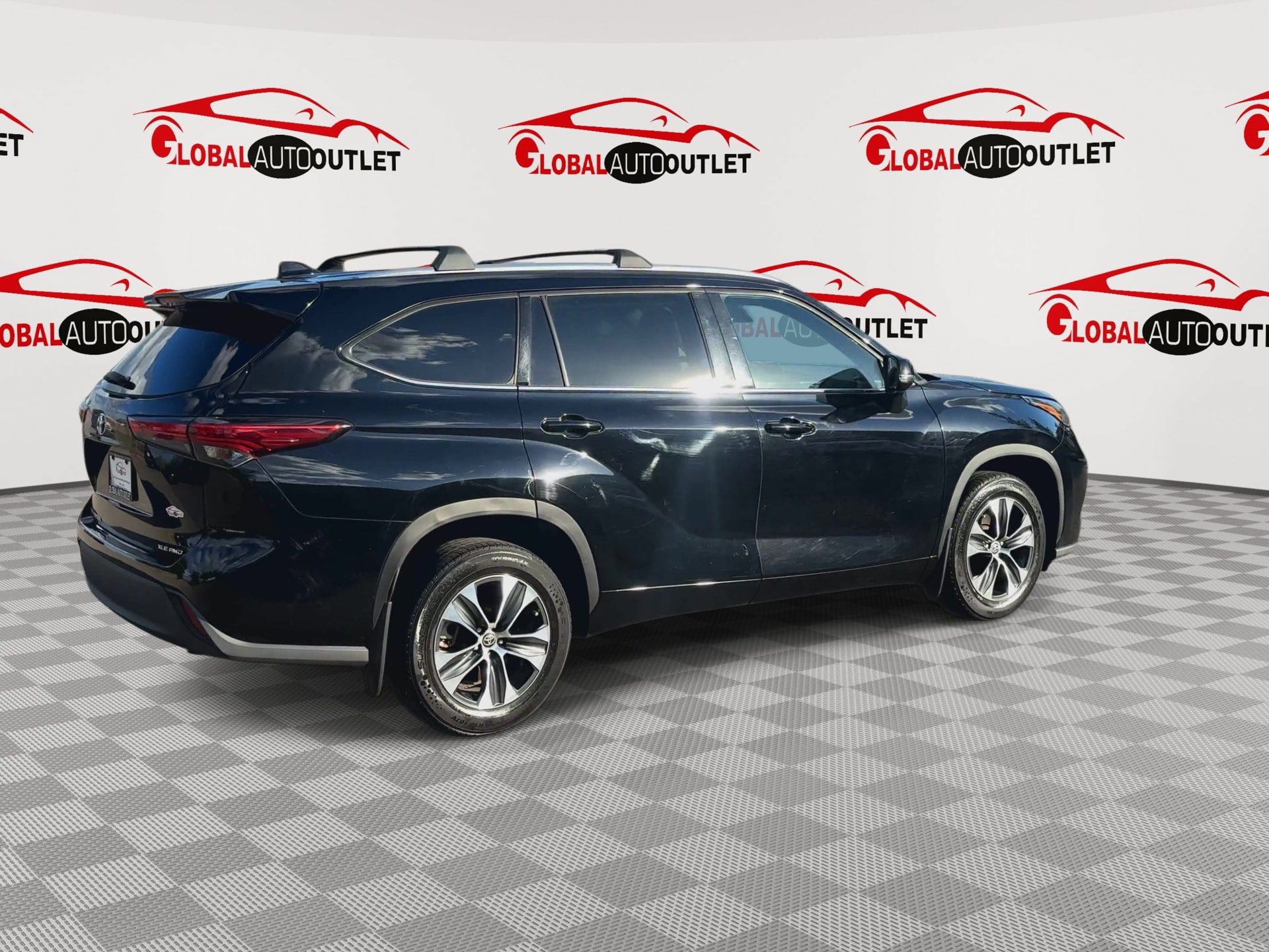 Used 2021 Toyota Highlander XLE AWD/4WD image 8