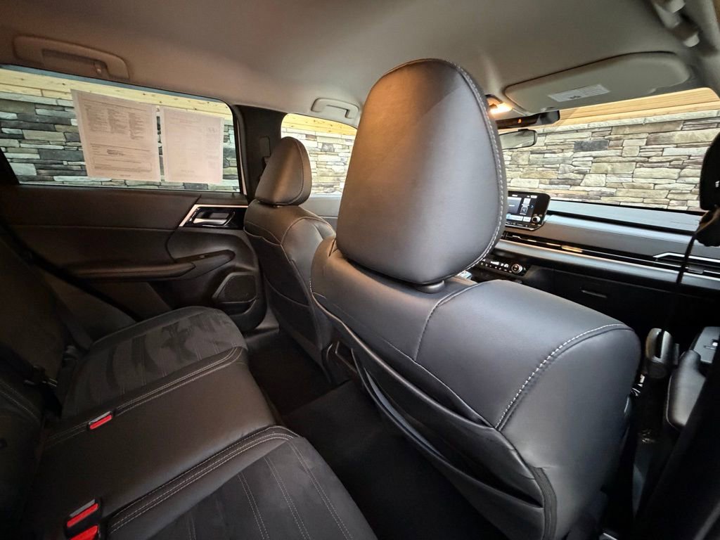 Used 2023 Mitsubishi Outlander SE image 30