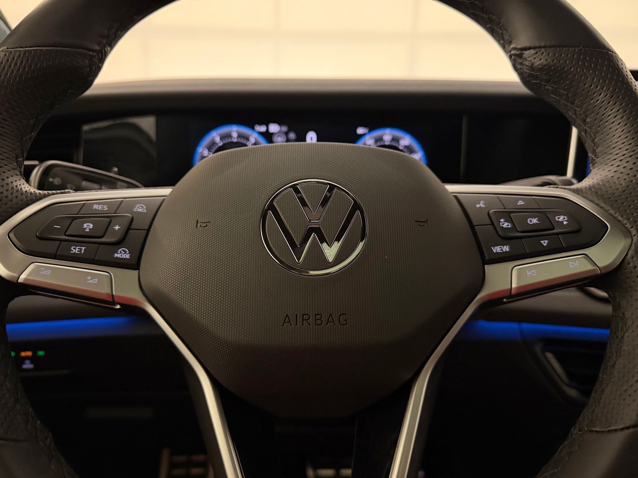 Used 2025 Volkswagen Tiguan SE R-Line AWD/4WD image 11