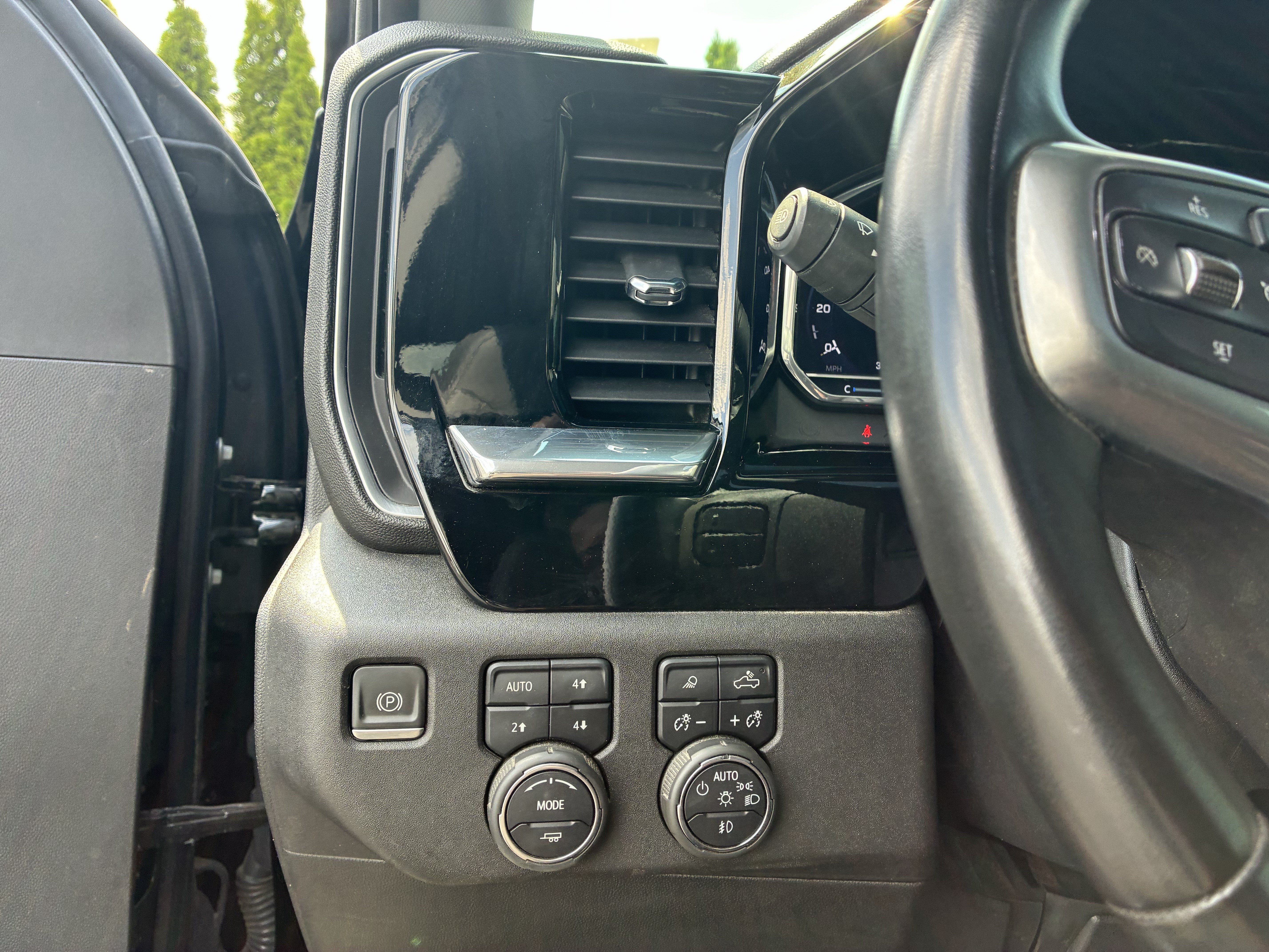 Used 2024 Chevrolet Silverado 2500 LTZ w/ LTZ Convenience Package AWD/4WD image 29