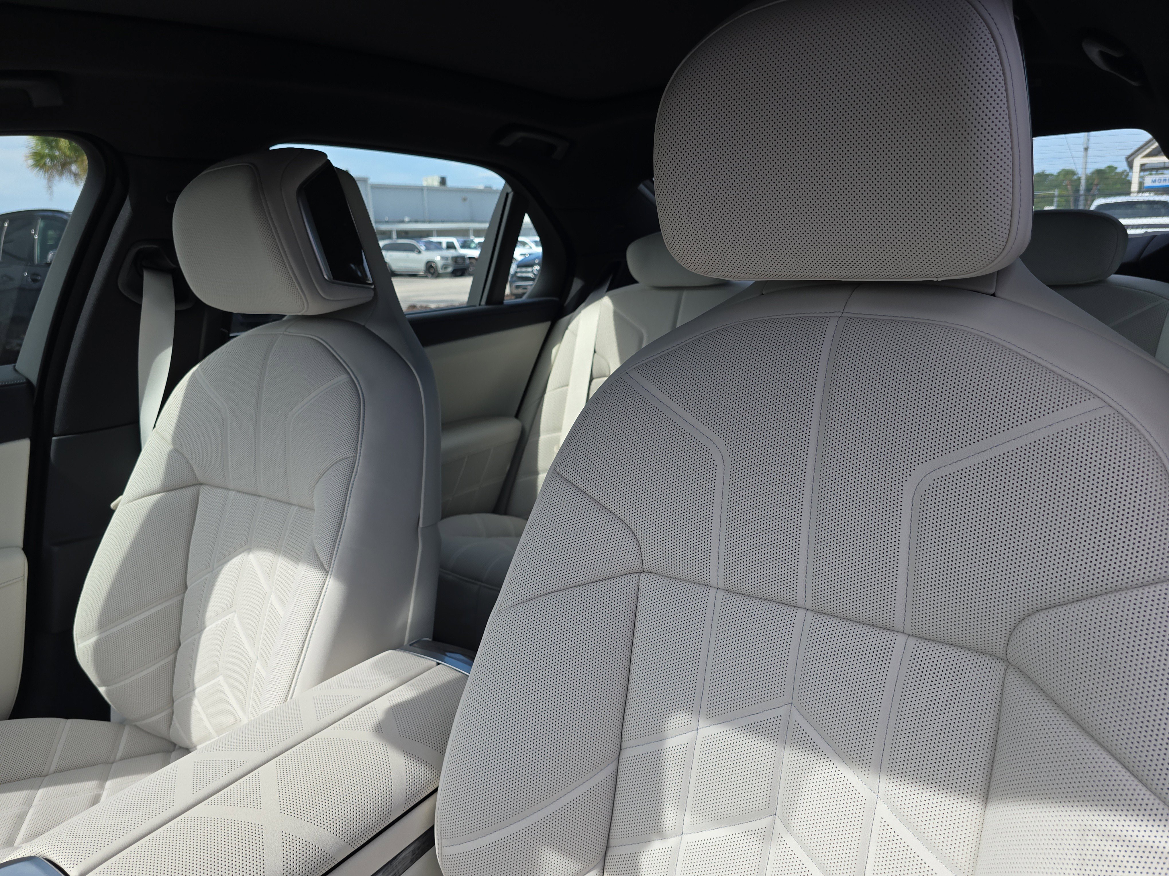 New 2026 BMW 750e xDrive image 23