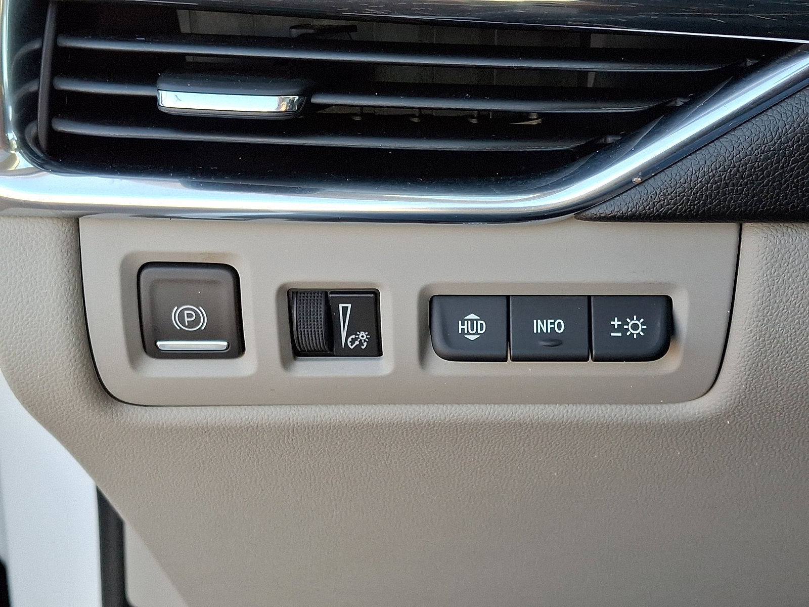 Used 2020 Cadillac XT4 Premium Luxury w/ Technology Package image 26