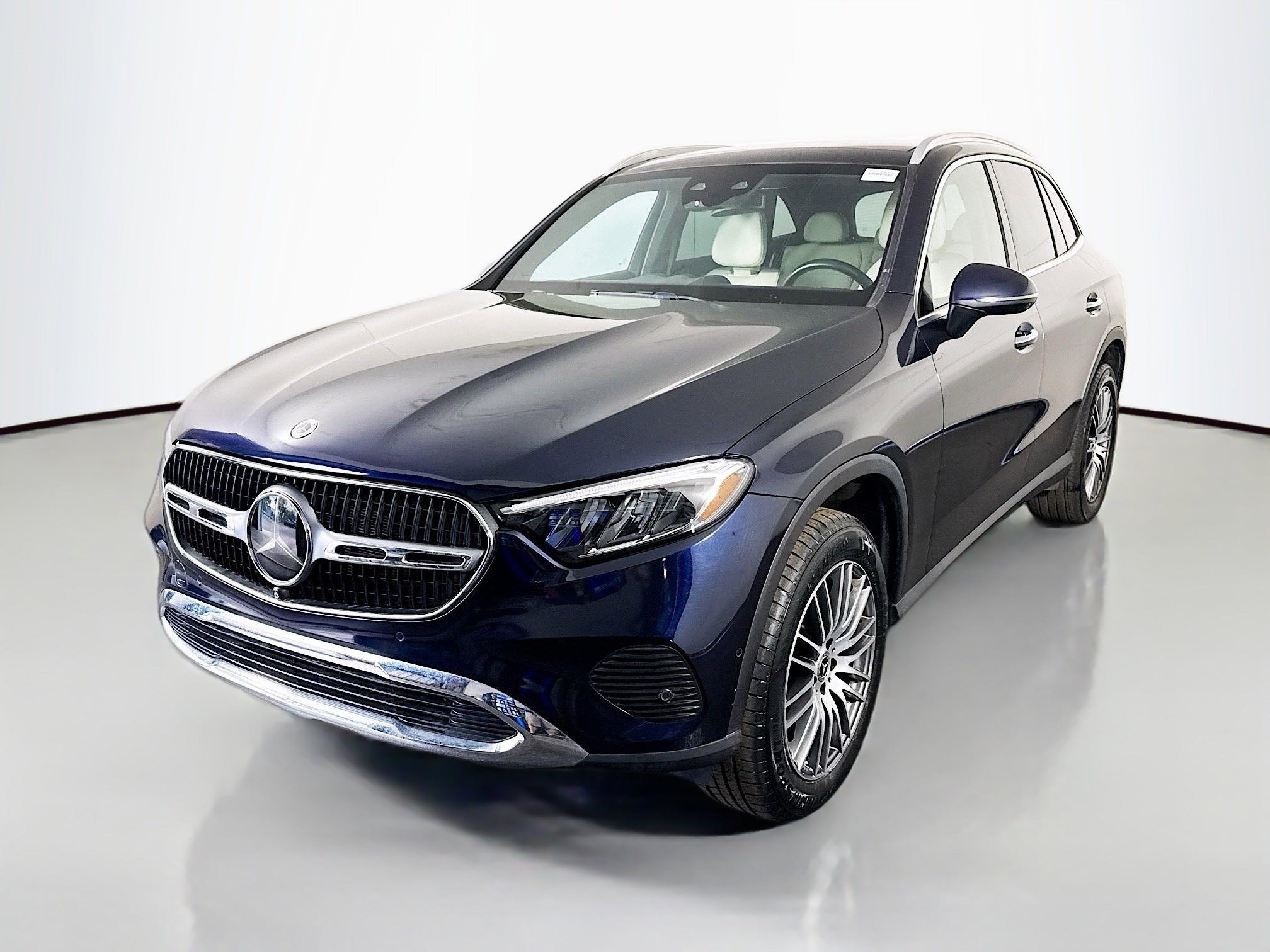 Used 2023 Mercedes-Benz GLC 300 4MATIC w/ Exclusive Trim Package image 4