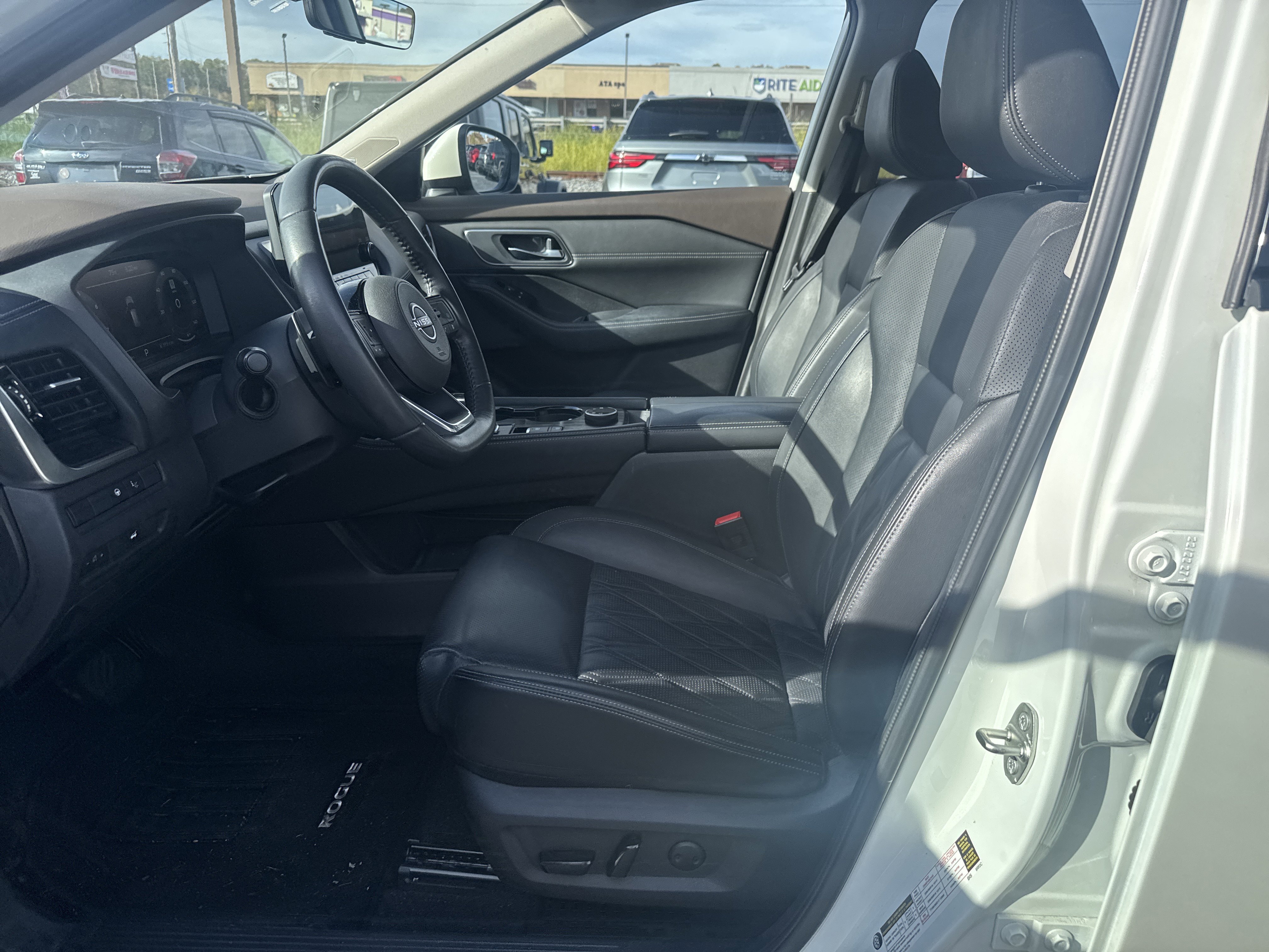 Used 2023 Nissan Rogue Platinum w/ Platinum Premium Package image 12