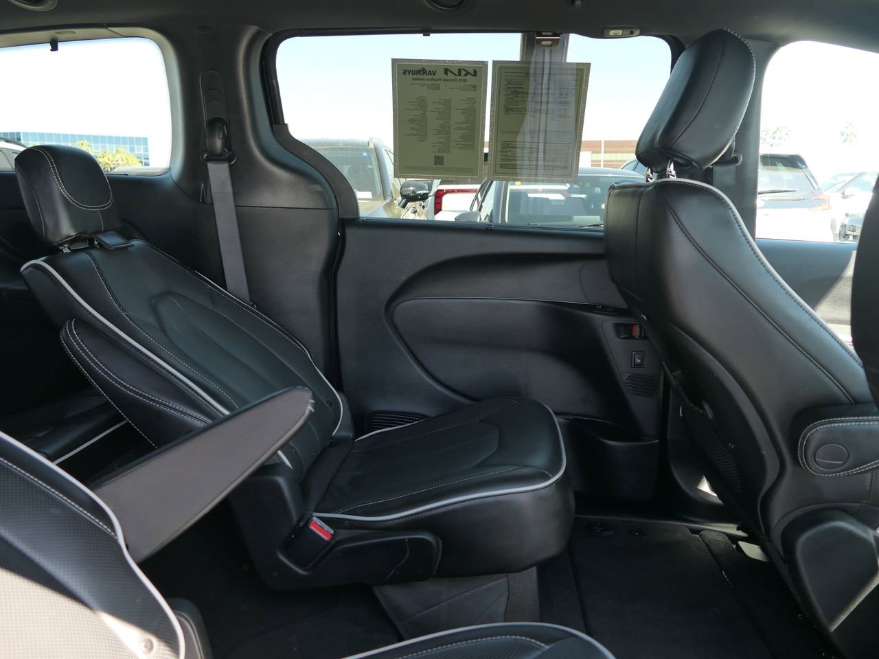 Used 2025 Chrysler Pacifica Limited image 23