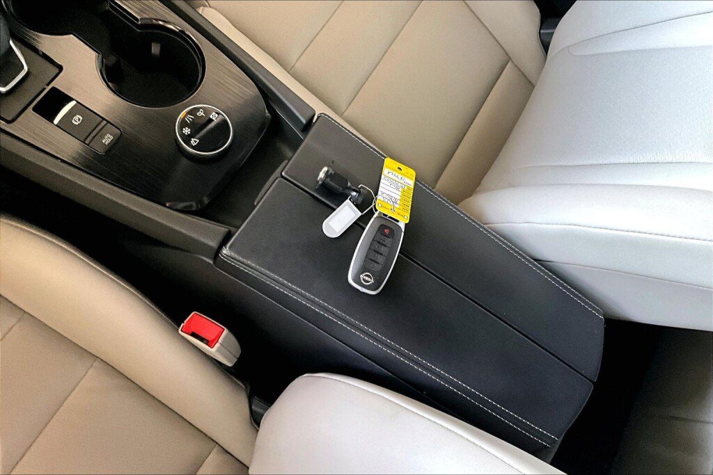 Used 2023 Nissan Rogue SV w/ SV Premium Package AWD/4WD image 18