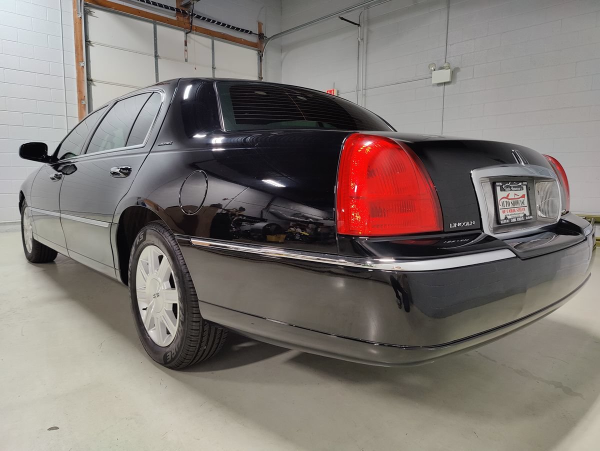 Used 2011 Lincoln Town Car Executive L RWD image 26