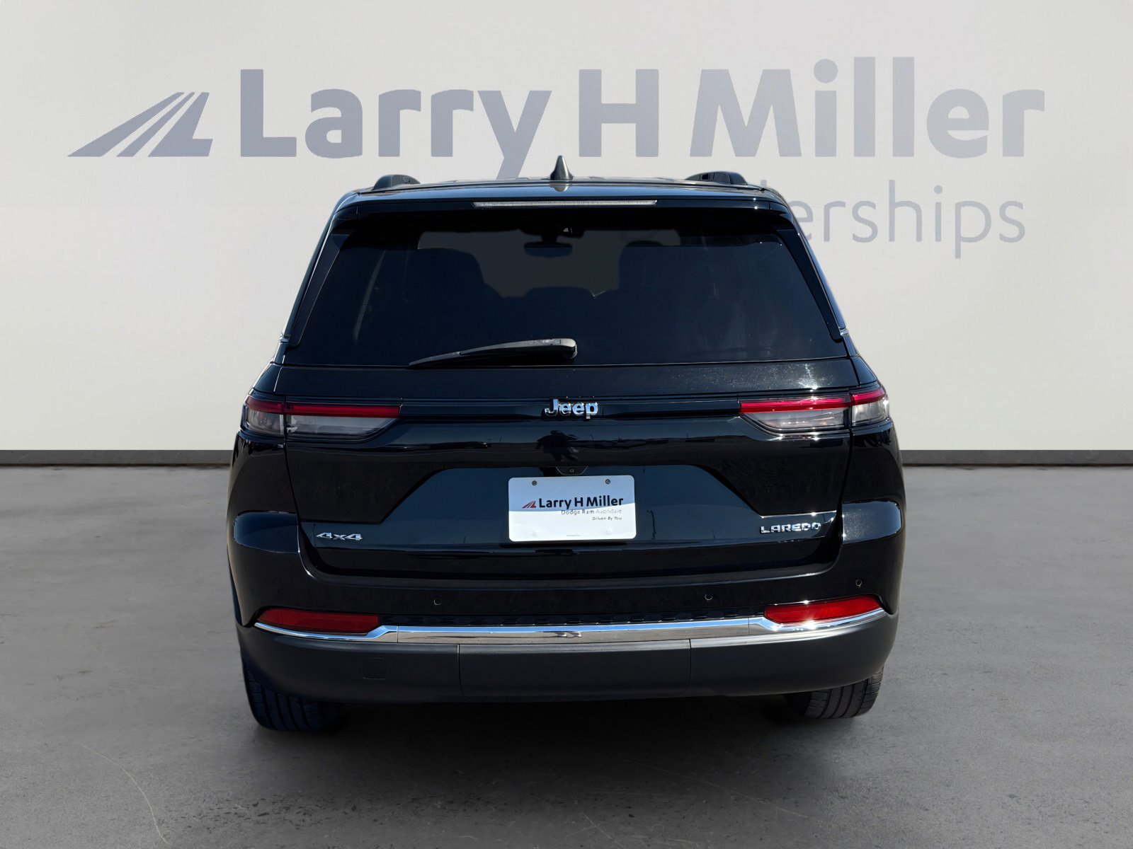 Used 2023 Jeep Grand Cherokee Laredo image 4